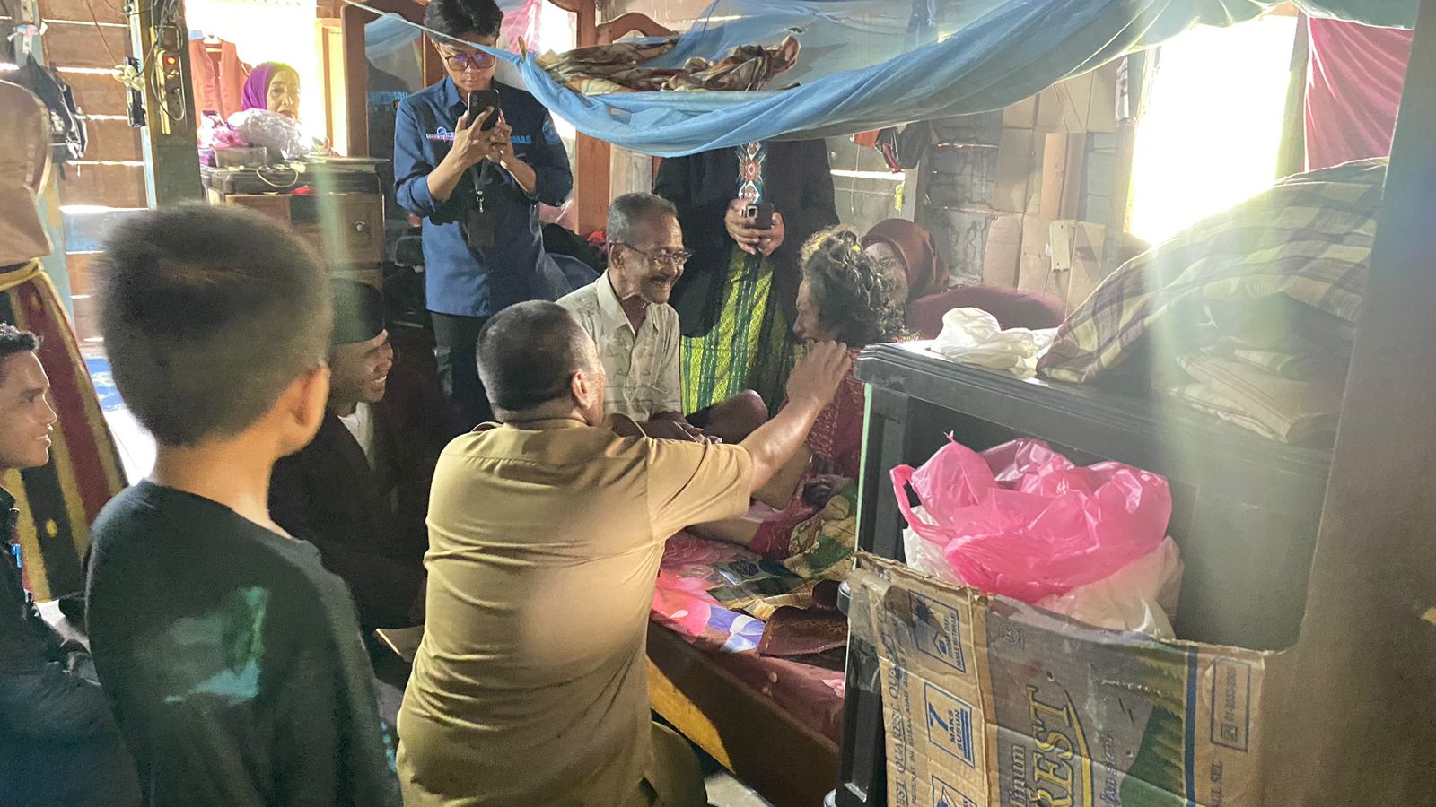 Peduli Warganya, Bupati Irwan Jenguk Lansia yang Terbaring Sakit di Tampinna