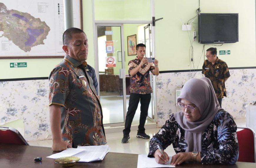 Bupati Luwu Timur Ajak Pegawai Bapperida Tingkatkan Kepedulian dan Kebersihan Lingkungan Kerja