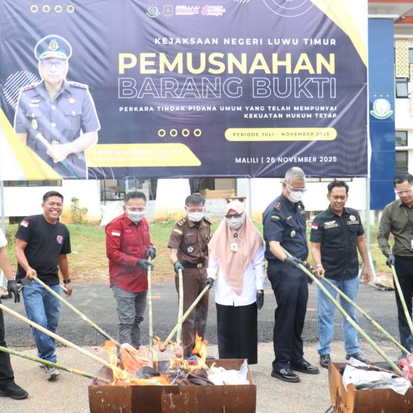 Kejari Lutim Gelar Pemusnahan Barang Bukti 37 Perkara Periode Juli–November 2025