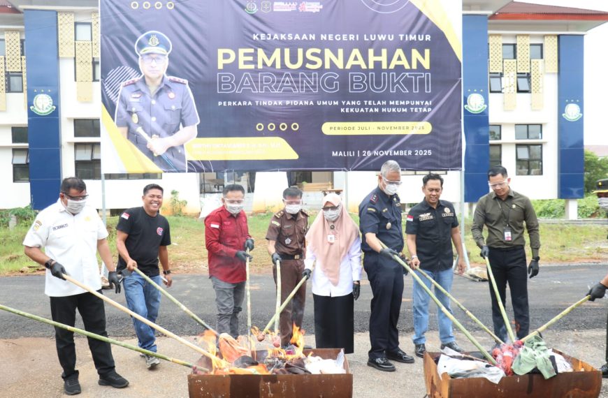 Kejari Lutim Gelar Pemusnahan Barang Bukti 37 Perkara Periode Juli–November 2025