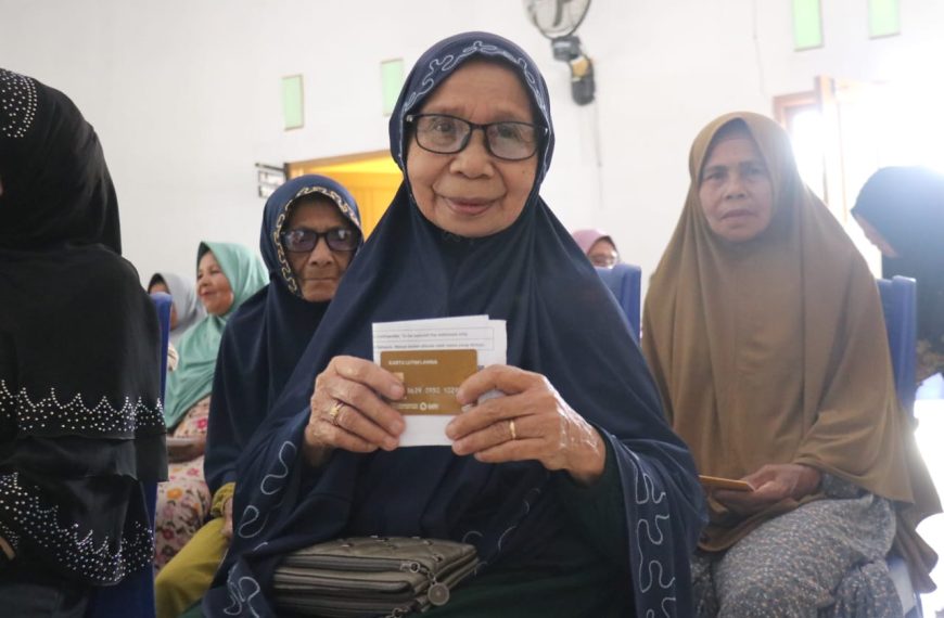 Akses Dana Pemerintah Fleksibel Lewat Penyaluran Kartu ATM Lansia di Towuti