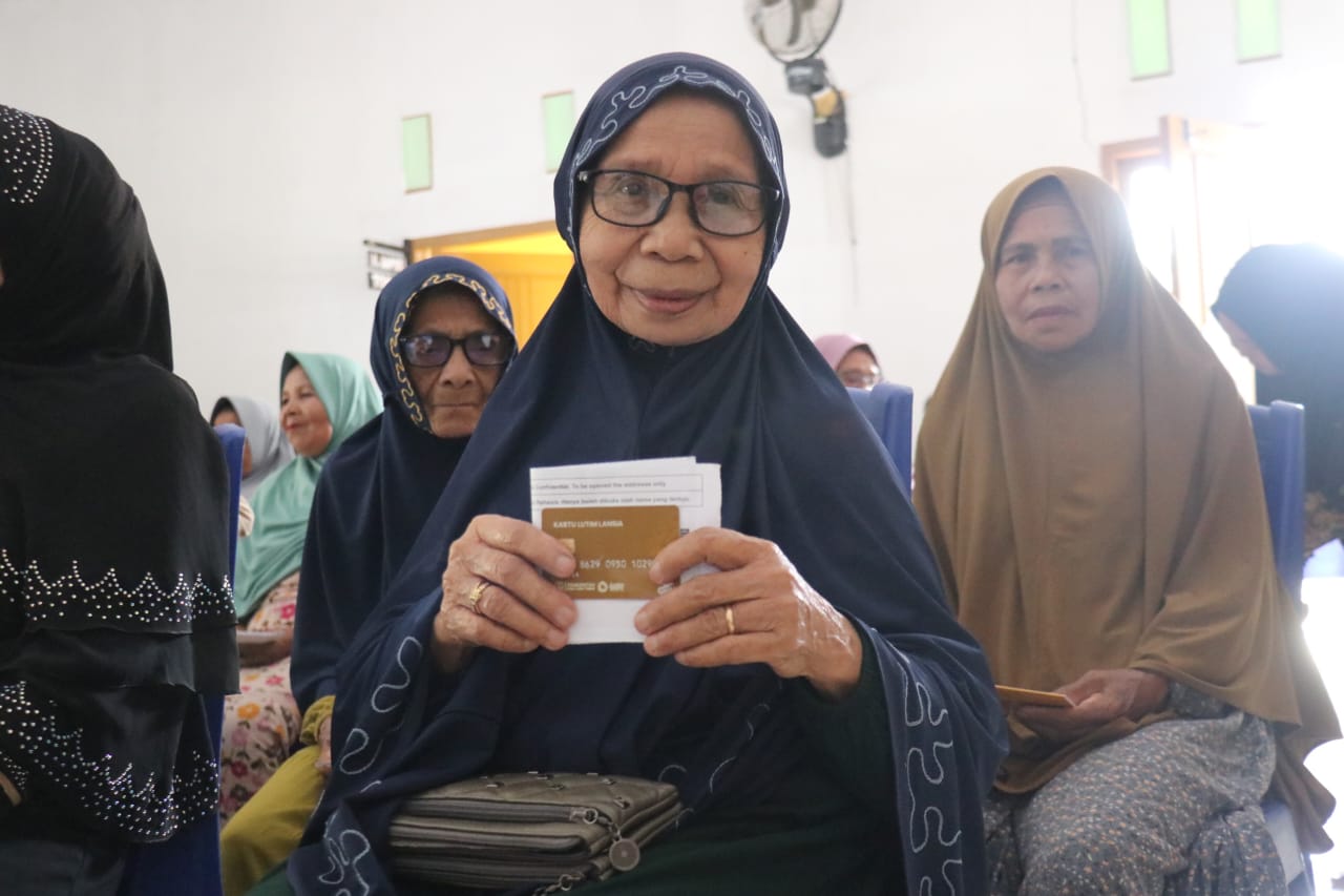 Akses Dana Pemerintah Fleksibel Lewat Penyaluran Kartu ATM Lansia di Towuti