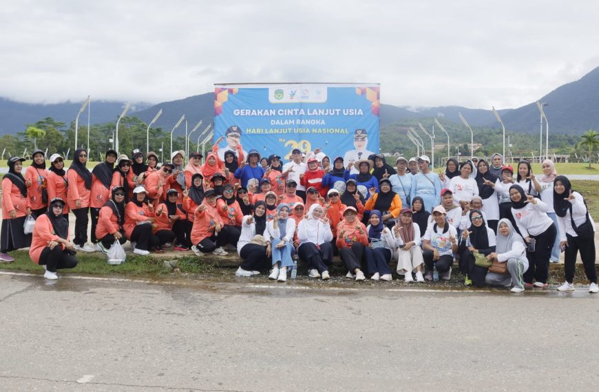 Pemkab Lutim Wujudkan Kepedulian Terhadap Lansia Lewat Senam Bersama