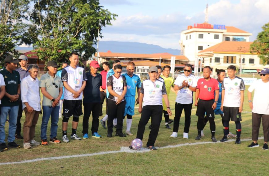 Resmi Dibuka Pj. Sekda, Turnamen Bupati Legend Cup I Perkuat Solidaritas Pemain Senior