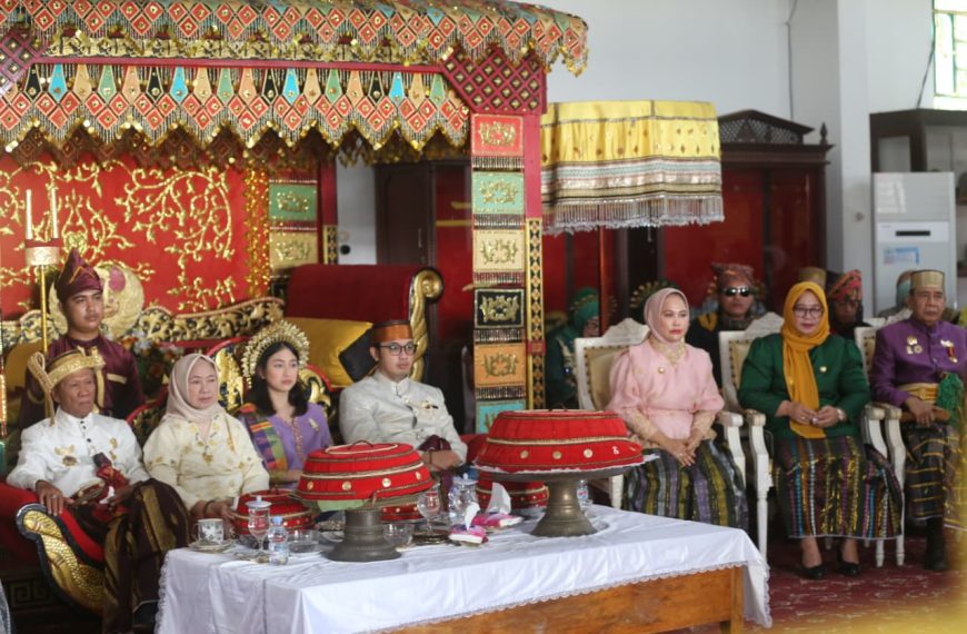 Wabup Luwu Timur Hadiri Tudang Ade’ Peringatan Hari Jadi Luwu ke-758 dan HPRL ke-80