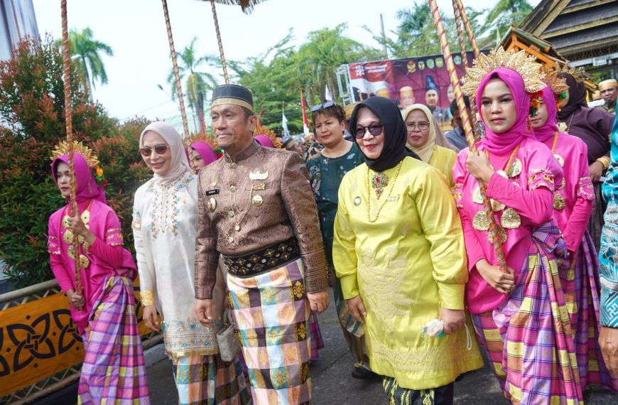 Pemkab Lutim Ikuti Prosesi Adat dalam Peringatan HJL ke-758 dan HPRL ke-80