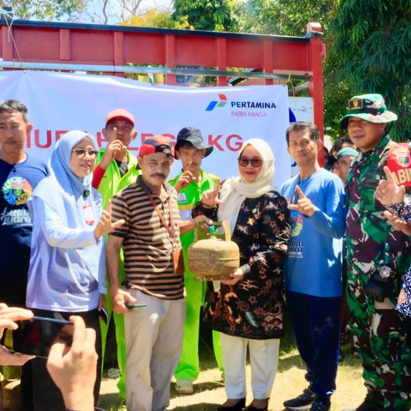 Pastikan Distribusi LPG 3Kg Tepat Sasaran,, Wabup Puspawati Tinjau Pasar Murah