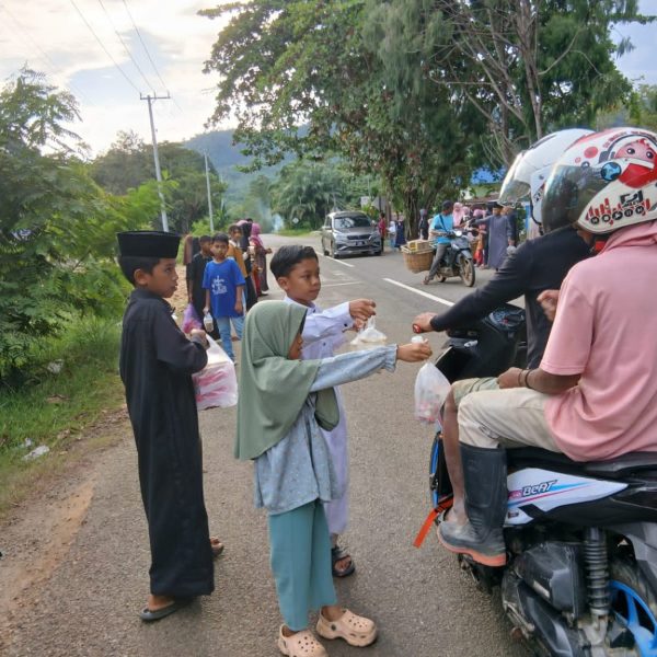 Siswa SDN 229 Waru Berbagi Takjil, Tanamkan Semangat Kepedulian di Bulan Ramadhan