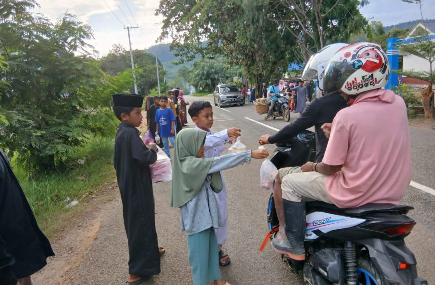 Siswa SDN 229 Waru Berbagi Takjil, Tanamkan Semangat Kepedulian di Bulan Ramadhan