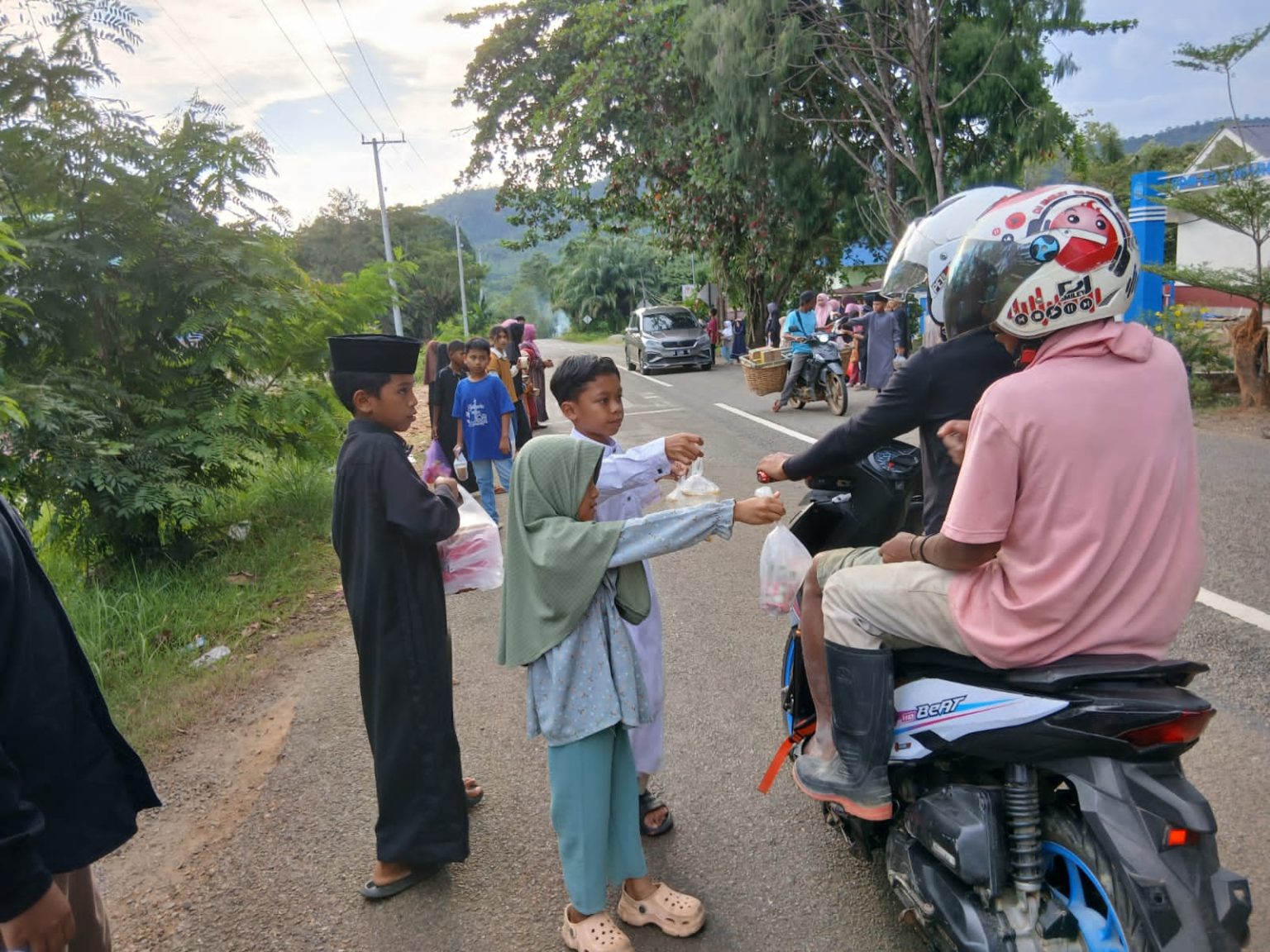 Siswa SDN 229 Waru Berbagi Takjil, Tanamkan Semangat Kepedulian di Bulan Ramadhan