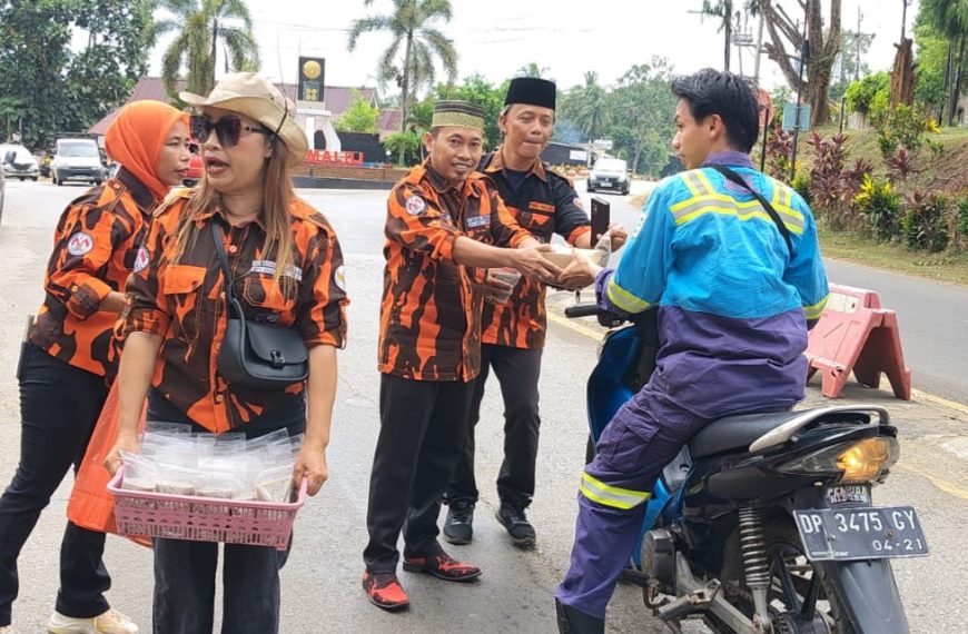 Berbagi Takjil Di Bulan Suci Ramadhan, MPC Pemuda Pancasila Lutim