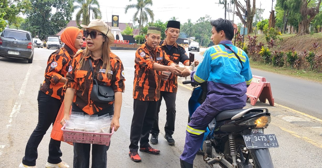 Berbagi Takjil Di Bulan Suci Ramadhan, MPC Pemuda Pancasila Lutim