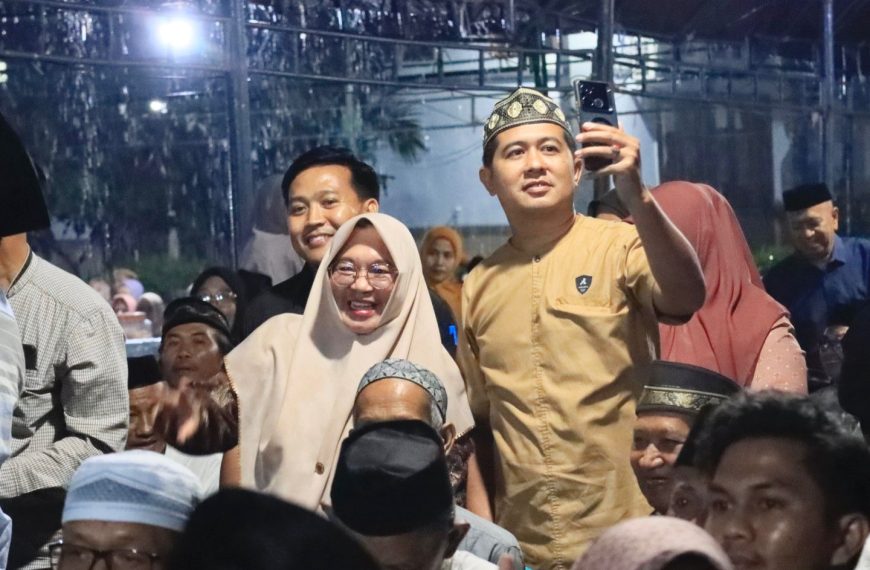 Diguyur Hujan, Warga Mangkutana Tetap Antusias Ikuti Safari Ramadhan Pemkab Lutim