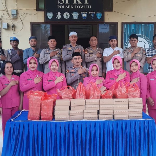 Polsek Towuti Berbagi Takjil, Tebar Kepedulian kepada Pengendara di Bulan Ramadhan