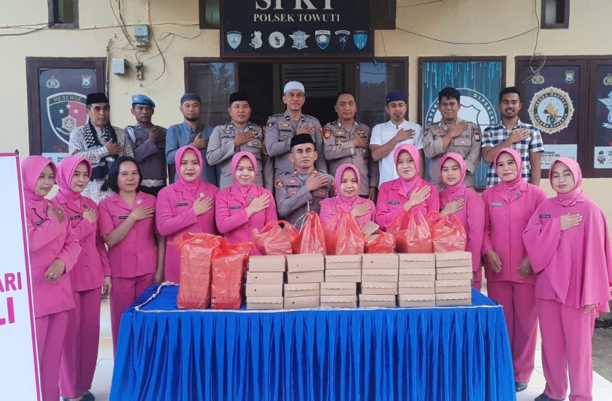 Polsek Towuti Berbagi Takjil, Tebar Kepedulian kepada Pengendara di Bulan Ramadhan