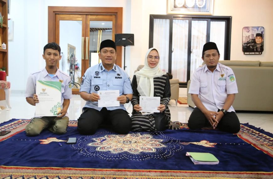Bupati Luwu Timur Tunaikan Zakat Fitrah di Baznas, Beri Teladan Nyata untuk Masyarakat