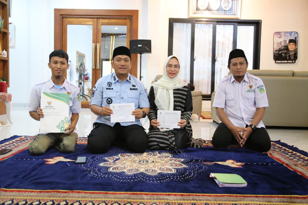 Bupati Luwu Timur Tunaikan Zakat Fitrah di Baznas, Beri Teladan Nyata untuk Masyarakat