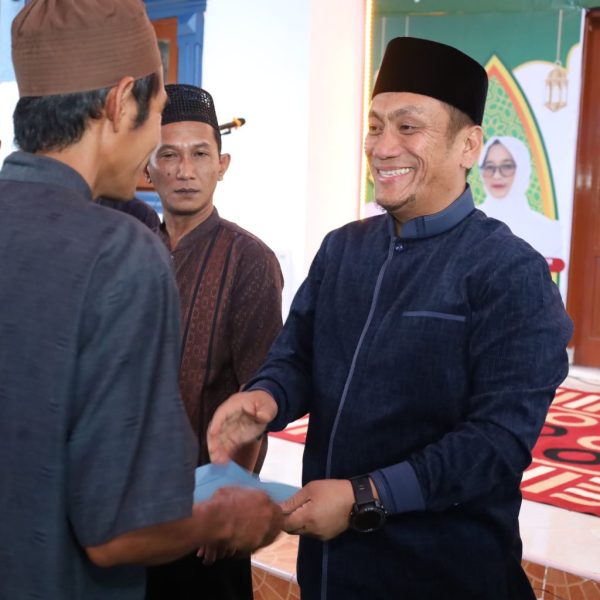 Bupati Irwan Perintahkan Kades Data Rumah Tak Layak Huni Saat Safari Ramadhan di Kalaena