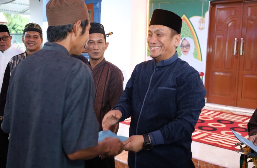 Bupati Irwan Perintahkan Kades Data Rumah Tak Layak Huni Saat Safari Ramadhan di Kalaena