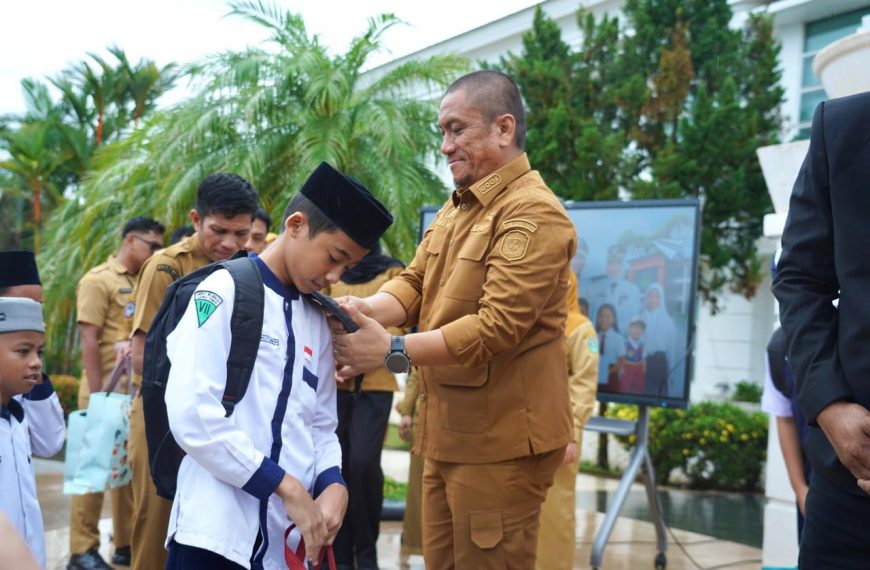 Seragam Baru, Semangat Baru: Kisah Bahagia Jarvinia dan Hanif di Luwu Timur