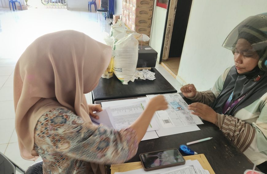 Pemdes Matompi Salurkan Bantuan Pangan Beras dan Minyak Goreng kepada 212 KPM, Upaya Tekan Kemiskinan Ekstrem