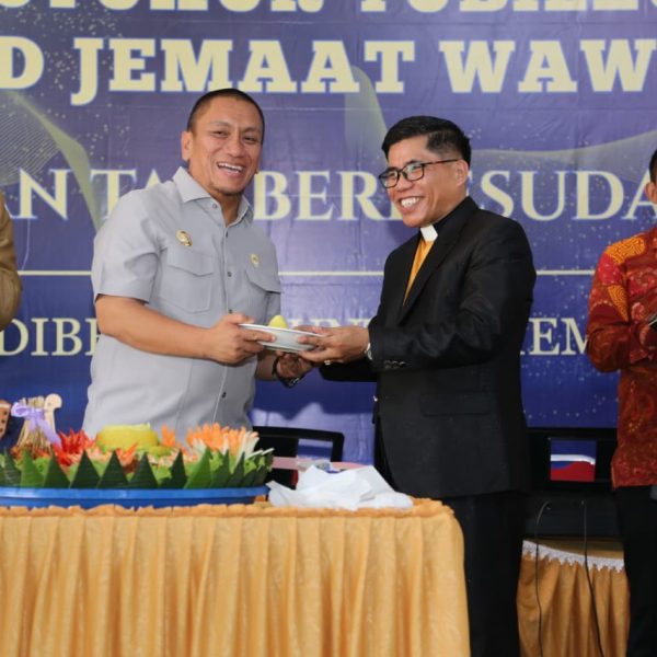 Hadiri HUT Emas Gereja Kibaid Wawondula, Bupati Irwan Janjikan Dukungan Pembangunan