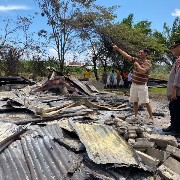 Wujudkan Kepedulian, Kapolsek Towuti  Kunjungi dan Beri Bantuan Warga Korban Kebakaran