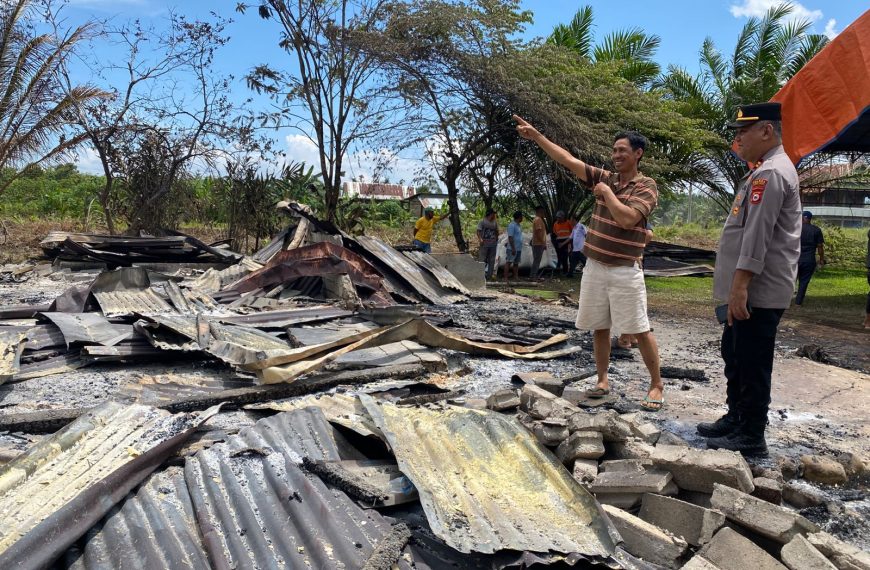 Wujudkan Kepedulian, Kapolsek Towuti  Kunjungi dan Beri Bantuan Warga Korban Kebakaran
