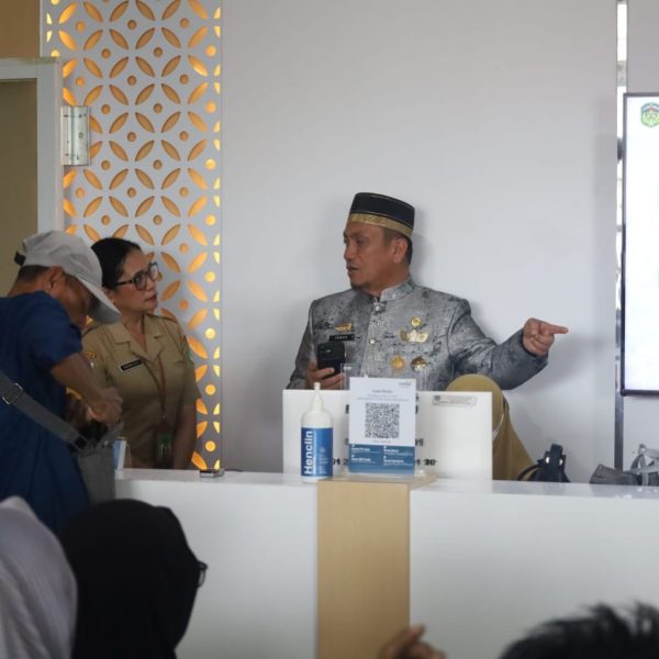 Dapati Antrean Panjang di RSUD I Lagaligo, Bupati Irwan Instruksi Tambah Meja Layanan
