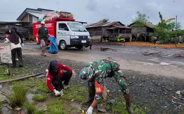 Karya Bakti Koramil 1403-16/Nuha Bersihkan Pasar di Desa Timampu