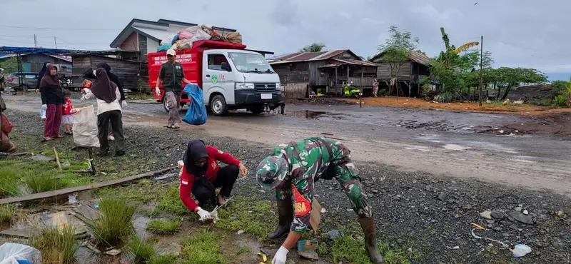Karya Bakti Koramil 1403-16/Nuha Bersihkan Pasar di Desa Timampu