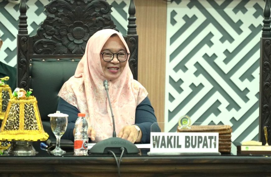 Hadiri Paripurna DPRD, Wabup Puspawati Jawab Pandangan Umum Fraksi soal Ranperda Perumdam Waemami