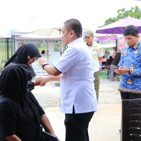 Bupati Luwu Timur Bantu Ibu Penjual yang Tidur di Lapak Bersama Anak Balitanya