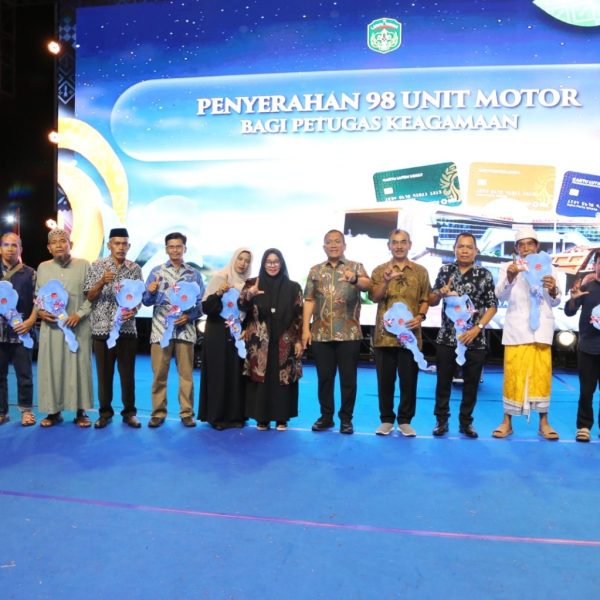 Pemkab Lutim Serahkan Bantuan Kendaraan Roda Dua kepada 98 Petugas Keagamaan